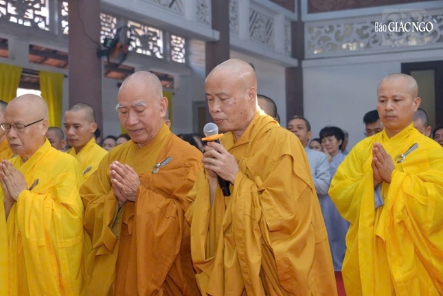 Thượng tọa Thích Tâm Minh, trụ trì thiền viện Vạn Hạnh tác bạch khánh tuế