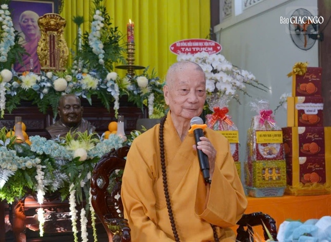 Đức Pháp chủ sách tấn đến môn đồ pháp quyến thiền viện Vạn Hạnh luôn noi gương thầy mình để làm cho chốn tổ quang huy, tông môn xán lạn