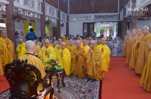 Chư Tăng và Phật tử lắng nghe pháp nhũ từ Đức Pháp chủ GHPGVN