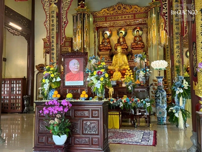 Giác linh đài tôn trí tại chánh điện thiền viện Vạn Hạnh để Tăng, Ni và Phật tử tùy nghi lễ bái