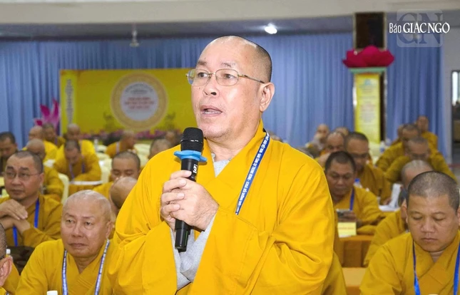 Thượng tọa Thích Đạt Đức đặt vấn đề về pháp phục của Hội đồng Thập sư tại Đại giới đàn Thượng tọa Thích Đạt Đức đặt vấn đề về pháp phục của Hội đồng Thập sư tại Đại giới đàn