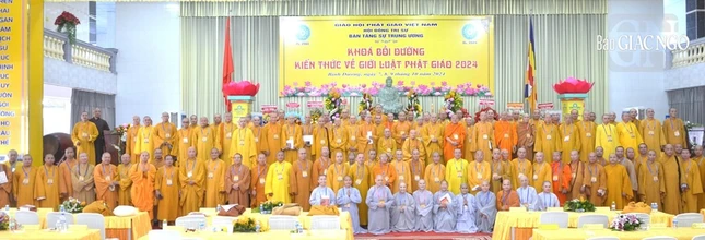 Chụp hình lưu niệm Bế mạc khóa bồi dưỡng kiến thức về Giới luật Phật giáo năm 2024