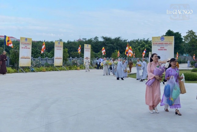 Nhiều pháp hữu và thân nhân đã đến chúc mừng Tăng, Ni ngày tốt nghiệp