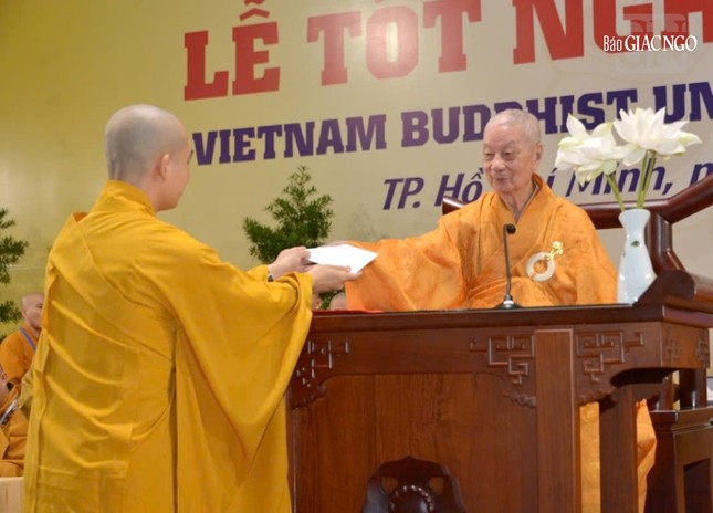 Đại lão Hòa thượng Viện trưởng trao phần thưởng đến các thủ khoa thạc sĩ và cử nhân Phật học