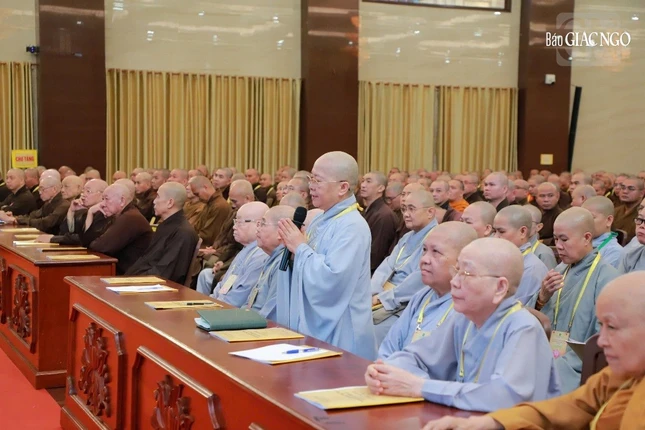 Ni trưởng Thích nữ Như Thảo đặt câu hỏi liên quan đến phép trai Tăng khi chư Ni được mời đến tại các chùa Tăng và việc Tăng lễ chư Ni khi được thờ chung tại tổ đường - Ảnh: Trung Thắng