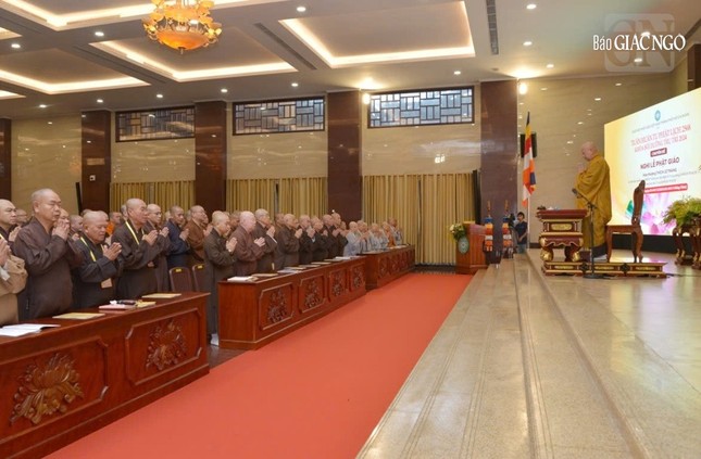 Chư tôn đức thực hiện nghi thức niệm Phật cầu gia bị