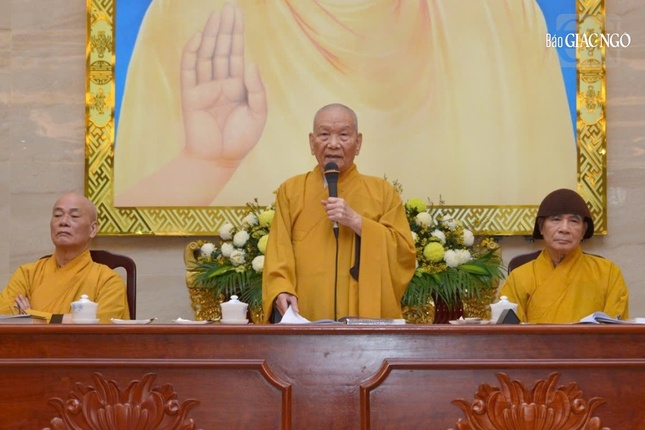 Truỏng lão Hòa thượng Thích Huệ Minh ban đạo từ