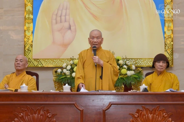 Truỏng lão Hòa thượng Thích Huệ Minh ban đạo từ