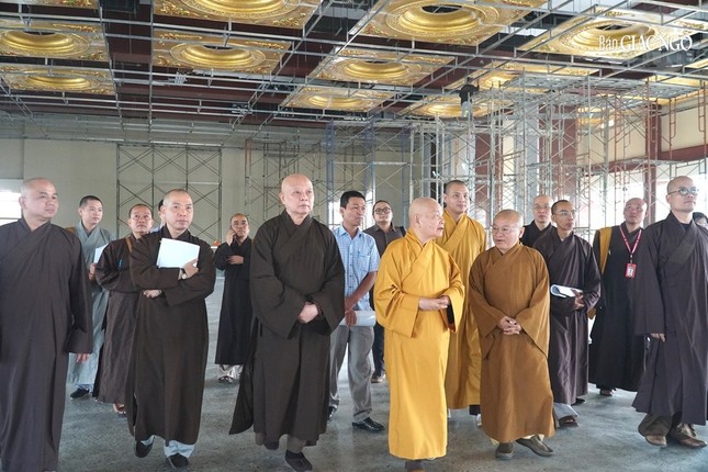 Chư tôn đức Phó Viện trưởng đã hướng dẫn phái đoàn đến khảo sát hội trường chính