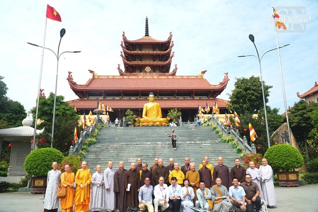 Trước chùa Thanh Tâm (Phật Cô Đơn)