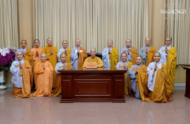 Phân ban Ni giới T.Ư và TP.Hà Nội đảnh lễ Đức Pháp chủ và thỉnh thị ngài chỉ dạy Phật sự sắp tới Phân ban Ni giới T.Ư và TP.Hà Nội đảnh lễ Đức Pháp chủ và thỉnh thị ngài chỉ dạy Phật sự sắp tới