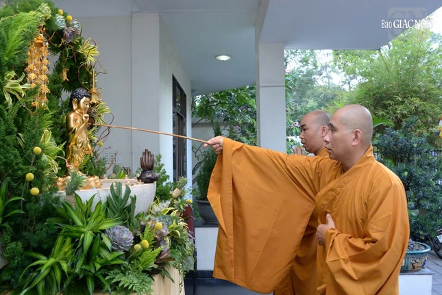 Chư tôn đức cử hành nghi thức Tắm Phật