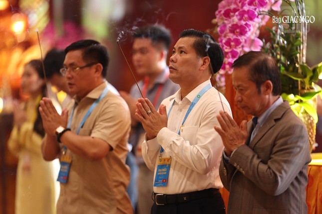 Quý đại biểu dâng hương cầu nguyện