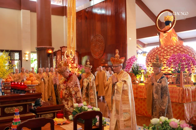 Chư tôn đức được thỉnh gia trì cho đàn tràng