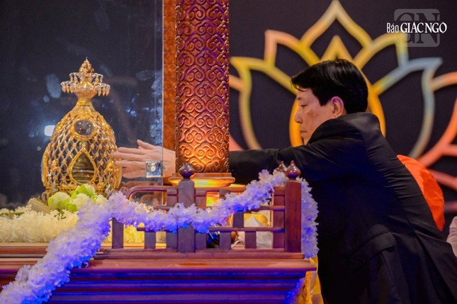 Chủ tịch nước Lương Cường tại nơi tôn trí xá-lợi Đức Phật