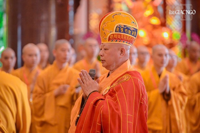 Hòa thượng Thích Lệ Trang sám chủ lễ khai đàn