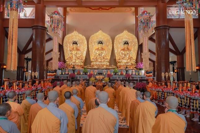 Ban Kinh sư Phật giáo Huế thực hiện nghi thức chẩn tế và lục cúng hoa đăng kết thúc chương trình nghi lễ tại Đại lễ Vesak 2025