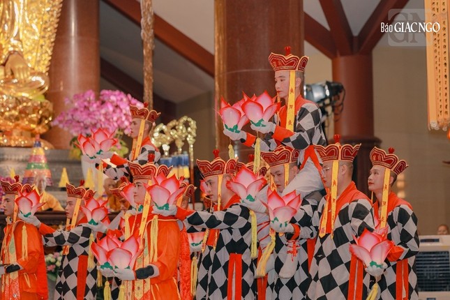 Vũ điệu dâng lục cúng hoa đăng cầu quốc thái dân an