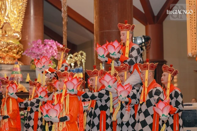 Vũ điệu dâng lục cúng hoa đăng cầu quốc thái dân an