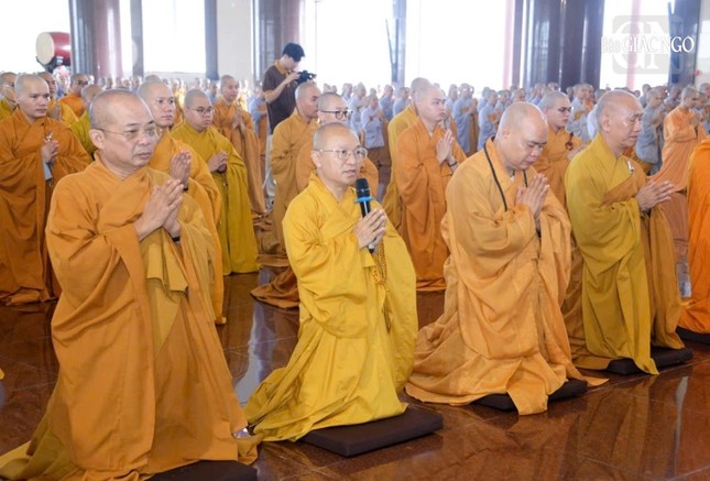 Đại diện chư tôn đức Phó Viện trưởng Học viện tác bạch cầu xin lời giáo giới