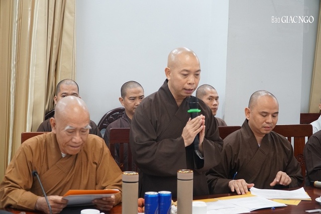 Thượng tọa Thích Quang Thạnh, Phó Viện trưởng kiêm Tổng Thư ký Học viện báo cáo số lượng chư tôn đức tham dự và thời khóa tu học tại tuần huân tu