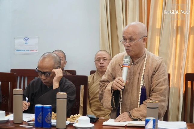 Thượng tọa Thích Giác Dũng, Phó Viện trưởng kiêm Trợ lý Hòa thượng Viện trưởng trình bày việc bảo vệ luận văn thạc sĩ và đề cương luận văn thạc sĩ