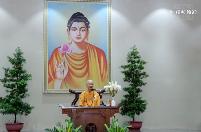 Đức Pháp chủ ban pháp từ đến đại chúng tham dự