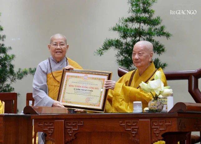 Đại lão Hòa thượng Viện trưởng trao Bằng tuyên dương công đức đến Ni trưởng Thích nữ Từ Nhẫn