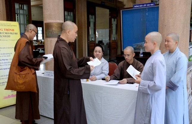 Đại đức Thích Giác Thọ, Trưởng phòng Hành chánh hướng dẫn các thí sinh tại Cơ sở I, vào ngày 8-8 khi đến nhận giấy báo dự thi