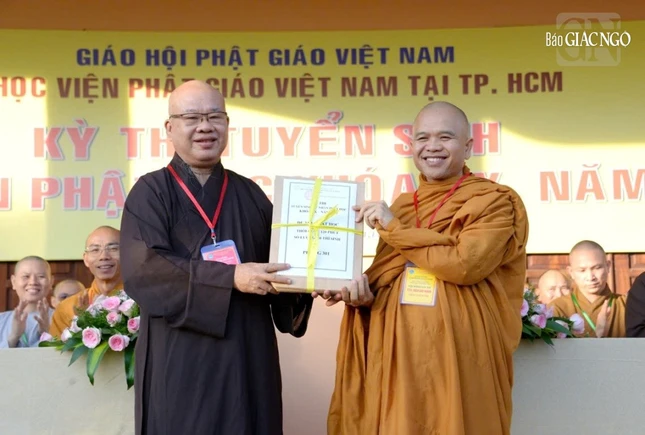 Thượng tọa Thích Phước Đạt trao đề thi đến Thượng tọa Thích Giác Hoàng