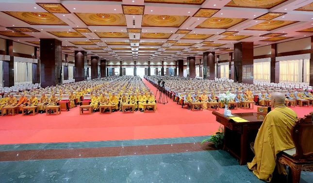 Đại chúng cùng thính pháp trong niềm an lạc