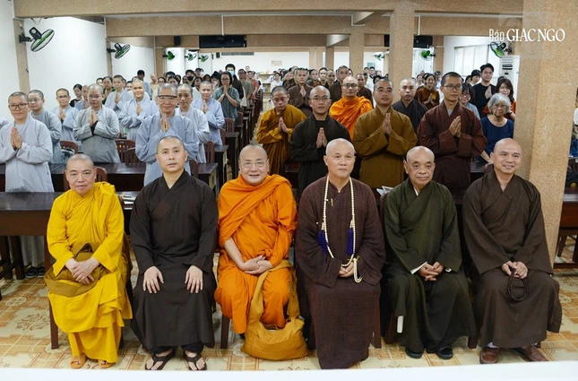 Lưu niệm cùng các học viên tại Lễ khai giảng Lưu niệm cùng các học viên tại Lễ khai giảng