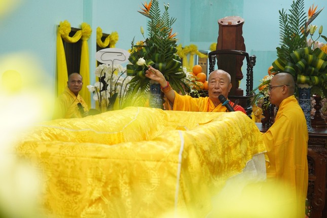 Thượng tọa sám chủ Thích Như Giáo thực hiện nghi thức sái tịnh kim quan