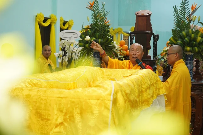 Thượng tọa sám chủ Thích Như Giáo thực hiện nghi thức sái tịnh kim quan