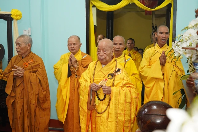 Hòa thượng Thích Như Thọ cùng chư tôn đức quang lâm hộ niệm