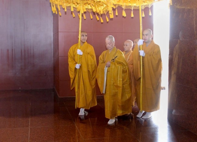 Đức Pháp chủ quang lâm chánh điện trong khuôn viên Cơ sở II Học viện Phật giáo VN tại TP.HCM