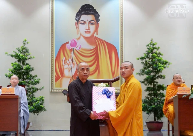 Thượng tọa Thích Viên Trí trao phần thưởng cho Tăng sinh thủ khoa trong kỳ tuyển sinh khóa XX Thượng tọa Thích Viên Trí trao phần thưởng cho Tăng sinh thủ khoa trong kỳ tuyển sinh khóa XX