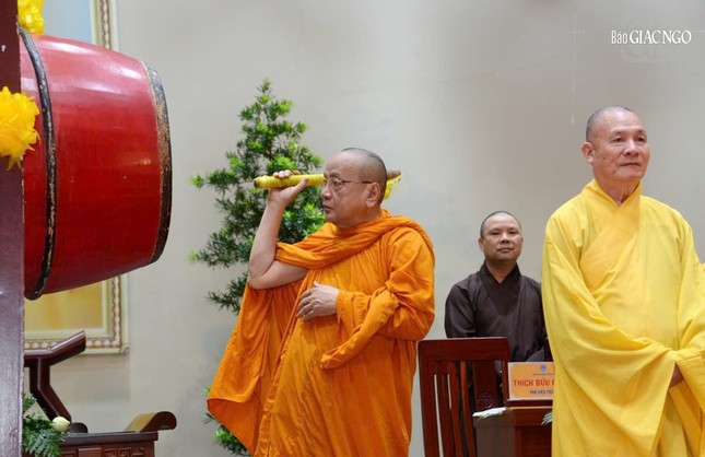 Hòa thượng Thích Bửu Chánh đánh trống khai giảng năm học mới 2025-2026