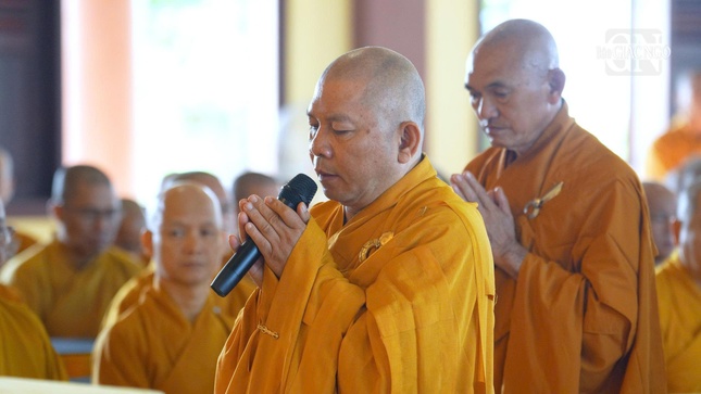 Thượng tọa Thích Đạt Ma Khế Định báo cáo công tác Đại giới đàn Chơn Thành