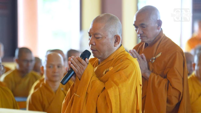 Thượng tọa Thích Đạt Ma Khế Định báo cáo công tác Đại giới đàn Chơn Thành