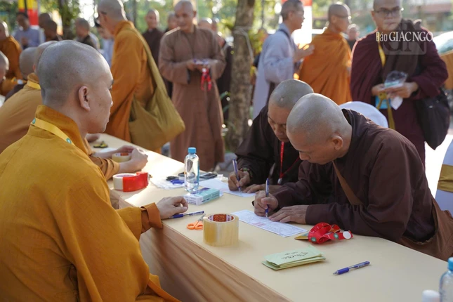 Các giới tử làm thủ tục nhận phù hiệu