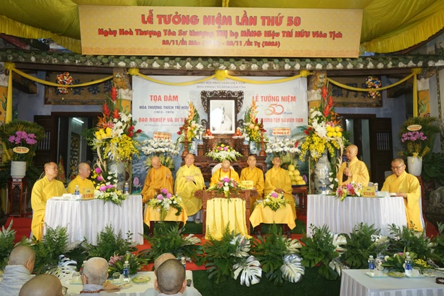 Chư tôn đức chứng minh, tham dự buổi tọa đàm