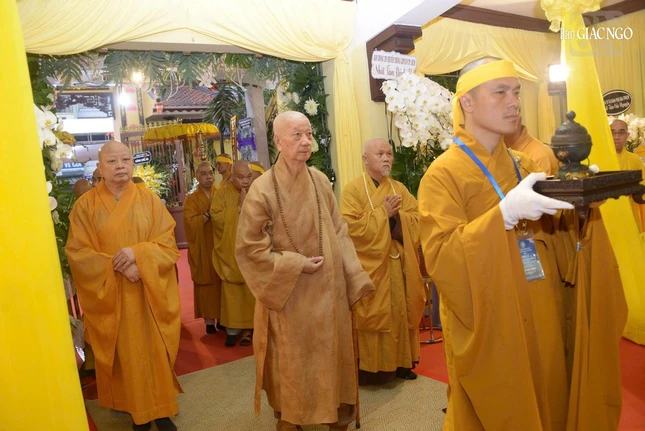 Đức Pháp chủ GHPGVN quang lâm Giác linh đường - nơi tôn trí kim quan Trưởng lão Hòa thượng Thích Như Tín tân viên tịch tại chùa Hưng Long (P.Vườn Lài, TP.HCM)