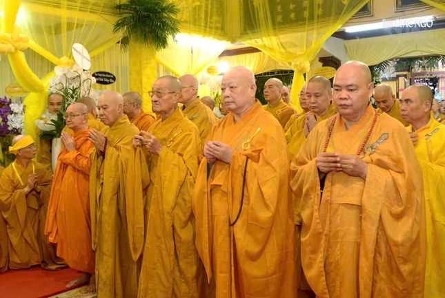 Ban Trị sự GHPGVN TP.HCM viếng tang Trưởng lão Hòa thượng Thích Như Tín