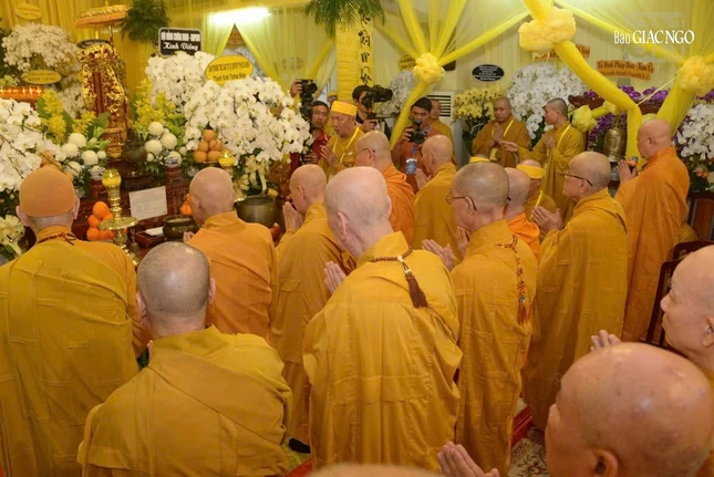 Nhất tâm cầu nguyện trước Giác linh đường