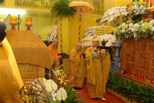 Hữu nhiễu kim quan