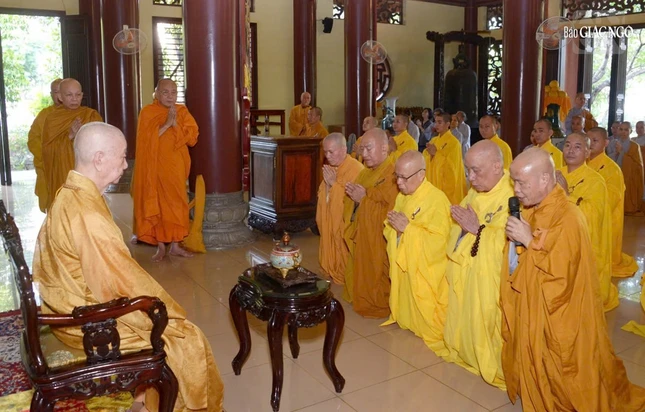 Thượng tọa Thích Tâm Minh, trụ trì thiền viện Vạn Hạnh dâng lời tác bạch khánh tuế Đức Pháp chủ GHPGVN