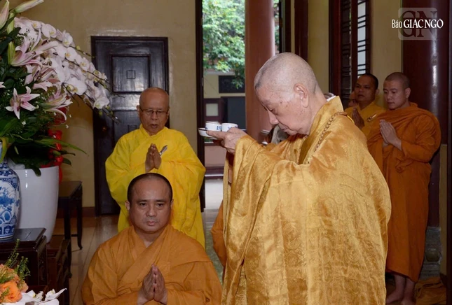 Đức Pháp chủ dâng trà cúng dường tưởng niệm húy nhật lần thứ 53 của Đại lão Hòa thượng Thích Tịnh Khiết tại thiền viện Vạn Hạnh