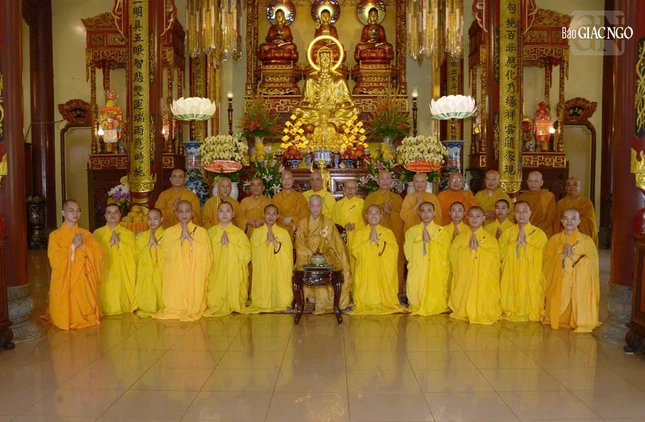 Chư tôn đức lưu niệm với Đức Pháp chủ tại chánh điện thiền viện Vạn Hạnh