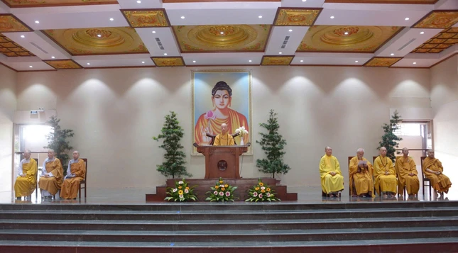 Đức Pháp chủ chứng minh Lễ trao học bổng Đức Nhuận tại Đại giảng đường Minh Châu